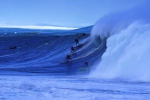 Uma sessão pesada em Waimea, com Kelly Slater e John John Florence