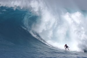 MASON HO SURFA ONDAS GIGANTES EM WAIMEA BAY NUMA SESSÃO DESAFIADORA