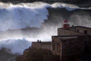 Será que a maior onda de sempre vai ser surfada hoje na Nazaré?