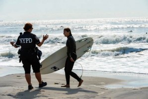 Condições muito perigosas, como se pode atestar, levam polícia a multar surfistas. 
