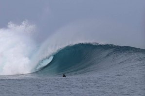 SURFISTAS LOCAIS NAS MALDIVAS TOMAM AÇÃO PARA SALVAR A ONDA DE CHICKENS