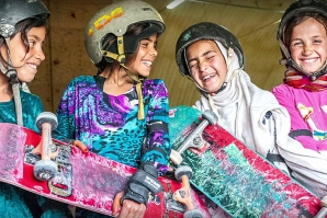 Afeganistão: proibidas de andar de bicicleta, raparigas optam pelo skate