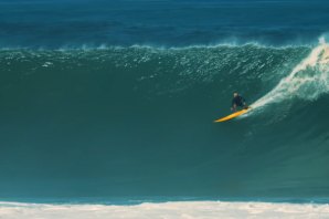 ITALO FERREIRA SURFA WAIMEA COM CONDIÇÕES PESADAS