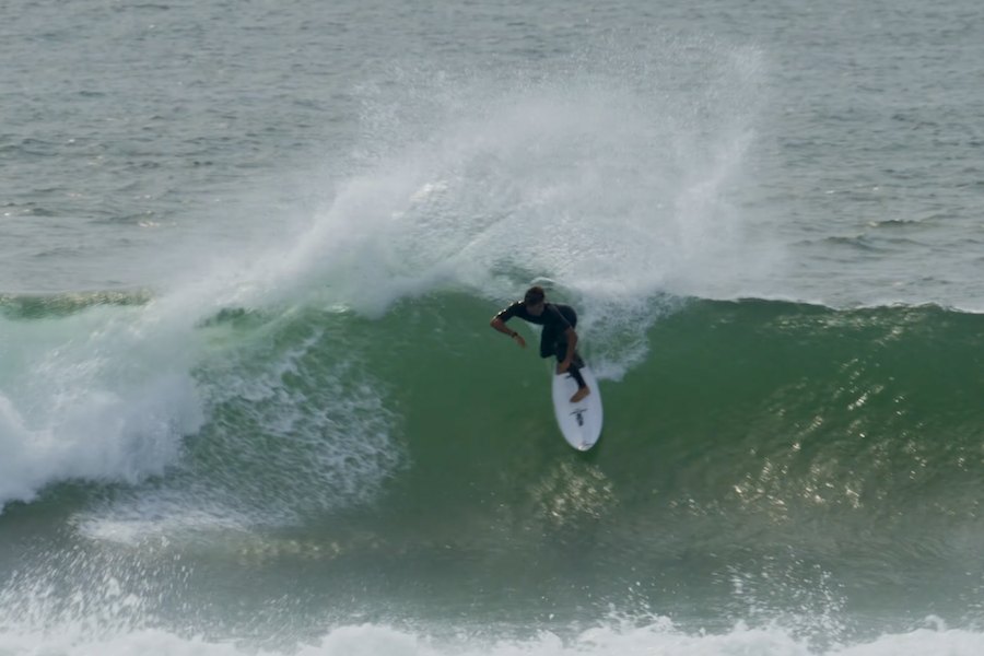 Mateus Herdy em Floripa com tubos, vento off shore e lineup vazio