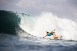 LESÃO NO JOELHO LEVA COCO HO A RETIRAR-SE DA ETAPA DE J-BAY