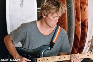 Alby Damn, músico australiano e parceiro da surfista Concha Balsemão, lança novo single