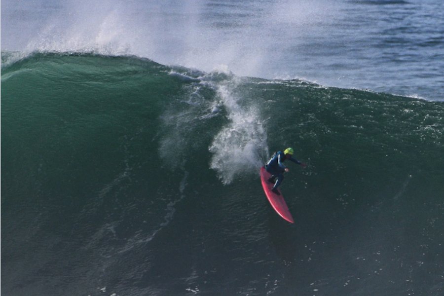 População da Nazaré dá o exemplo ao recuperar uma prancha do Norte Americano Pete “Luigi” Shaw