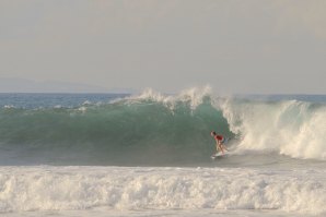 Frederico Morais a dropar uma das maiores ondas que apareceram no seu heat da ronda 2. Clck por Surftotal