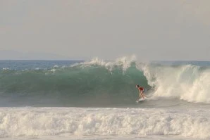 Frederico Morais a dropar uma das maiores ondas que apareceram no seu heat da ronda 2. Clck por Surftotal