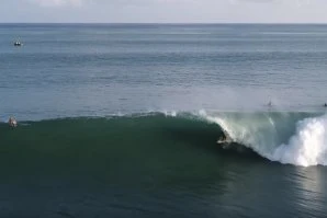 Nias quebra forte e perfeito durante a grande ondulação que chegou à Indonésia