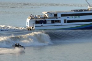 Ben Gravy experiencia a maior onda gerada por um ferry do mundo