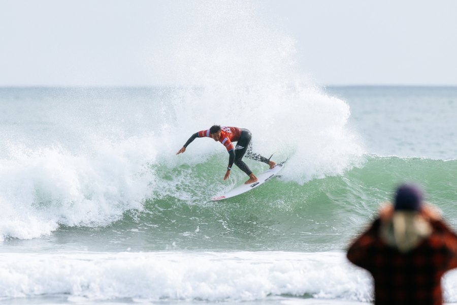 New Zealand Pro define quartos masculinos e meias-finais femininas em Manu Bay