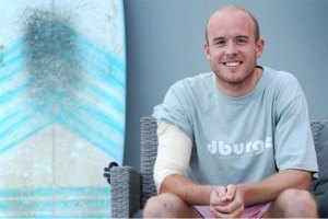 Inspirado em Mick Fanning, surfista brit&acirc;nico soqueia tubar&atilde;o