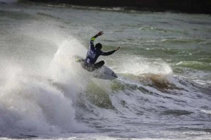 Mihimana Braye, do Taiti, a todo o gás na Ericeira.