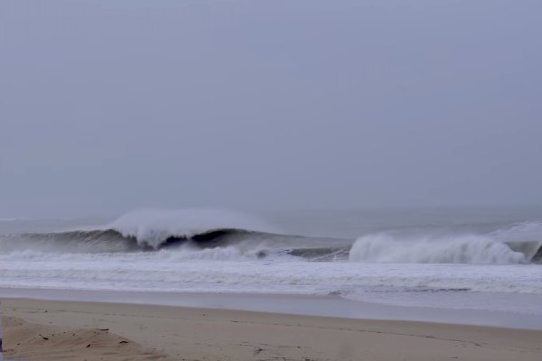 Video de um swell de inverno massivo na costa portuguesa, entre Nazaré a Peniche