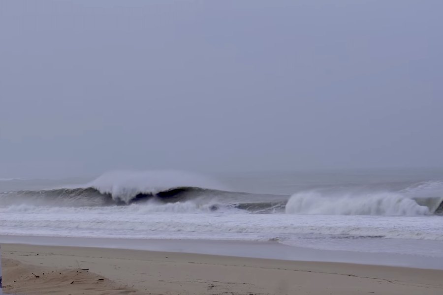 Video de um swell de inverno massivo na costa portuguesa, entre Nazaré a Peniche