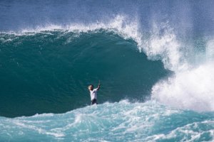 Billy Kemper ao sair de um tubo na final Foto: WSL / CHLALA