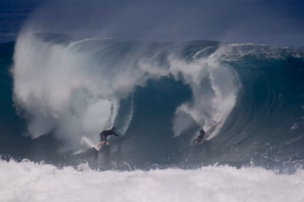 Koa Smith viaja 40 horas para surfar um slab remoto na Indonésia