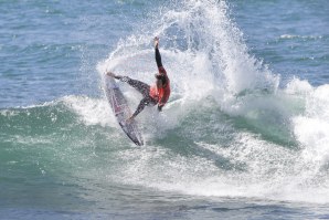 Jordy Smith, o menino prodígio de Durban (África do Sul), com uma prancha de epoxy que, como o próprio referiu, para alguns atletas do tour seria um SUP, apresentou o surf mais sensacional do evento. 