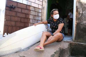 TETRACAMPEÃ BRASILEIRA DE SURF PROMOVE RIFAS PARA MANTER A SUA CASA