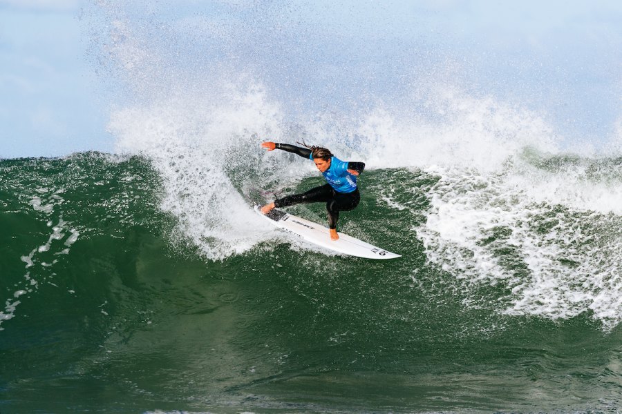 Francisca Veselko segue para a ronda de eliminação após um heat com muito poucas ondas em Jeffreys Bay