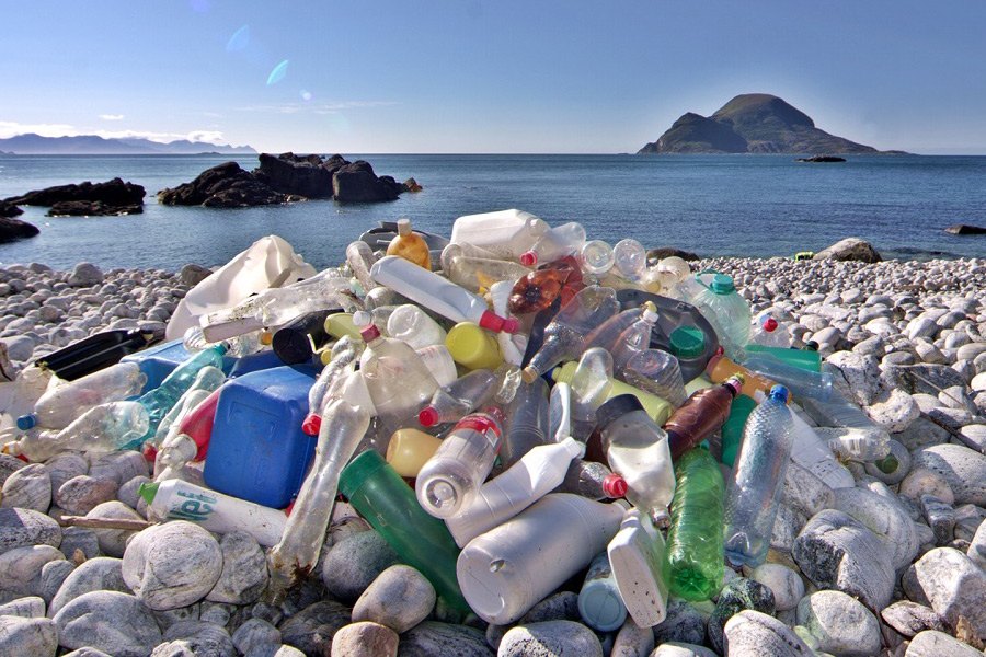 Nova regra: apanha 3 objetos em plástico ao saíres da praia! 