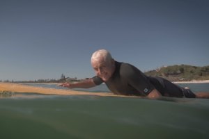 O PURO PRAZER DE SURFAR AO 76 ANOS DE IDADE