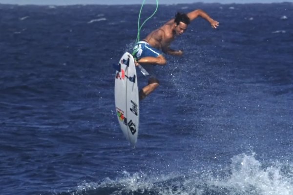 Jordy Smith regressa à Reunião com Eli Beukes num vídeo de surf explosivo