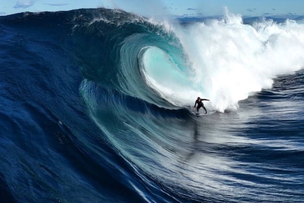 Nathan Florence surfa o slab de Shipsterns Bluff na Austrália