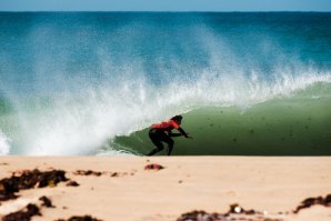 Matias Canhoto destaca-se em Supertubos no 1º dia do Bom Petisco Peniche Pro