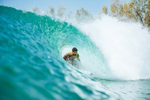 Gabriel Medina garante a passagem à ronda seguinte no evento da WSL na piscina de ondas artificiais e consequente qualificação para a WSL Finals devido ao numero de pontos no ranking WSL 2021