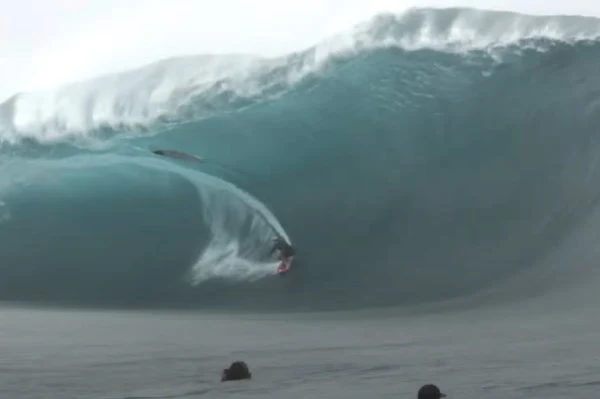Teahupo’o em modo XXL — imagens cruas revelam intensidade máxima