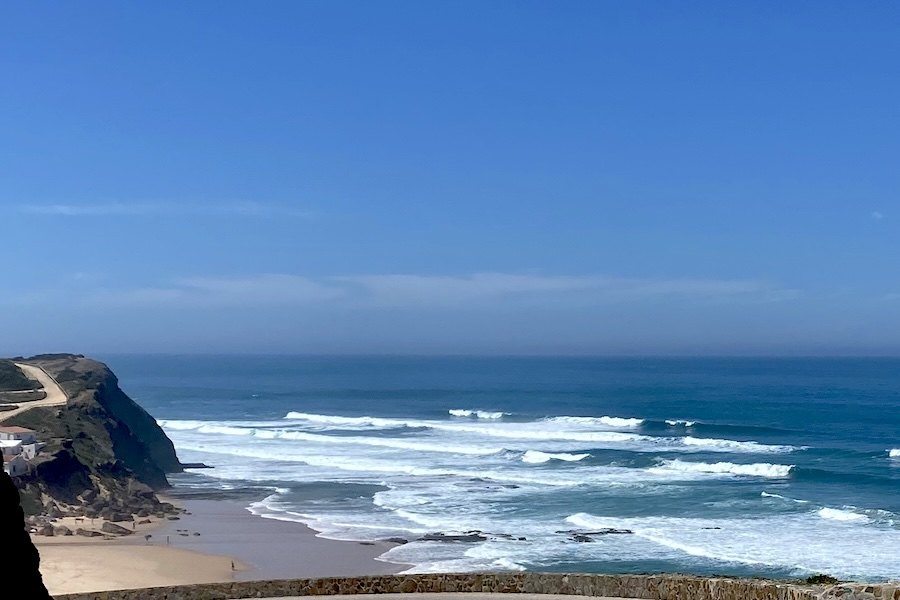 Aljezur suspende concurso para novas licenças de ensino do surf devido à erosão nas praias