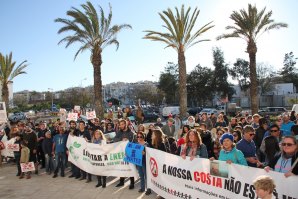 Centenas marcham contra a exploração de petróleo e gás