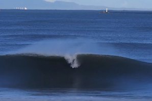 Ondas massivas provocadas por um tufão mostram todo o potencial do surf na Costa Nipónica