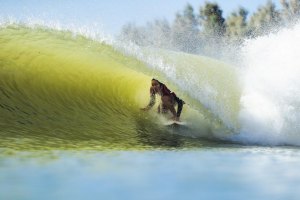 A surfista havaiana Carissa Moore na emblemática onda do Surf Ranch. Foto: WSL / Cestari