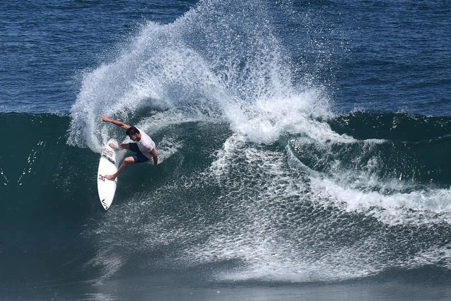 Bruce Irons surfou bem, mas não o suficiente para se manter em prova.