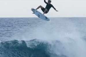 Surfer havaiano volta a surpreender no espaço aéreo. 