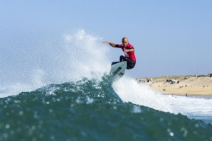 SLATER VENCE REYNOLDS E CONTINUA NA PERSEGUIÇÃO A MEDINA