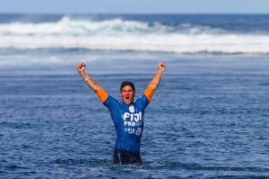 GABRIEL MEDINA VENCE EM FIJI E VOLTA A SER NÚMERO 1