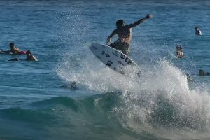 Não há competição, mas há surf - Italo Ferreira, Samuel Pupo e outros divertem o público em Saquarema