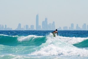 Surfista australiano faz descoberta macabra