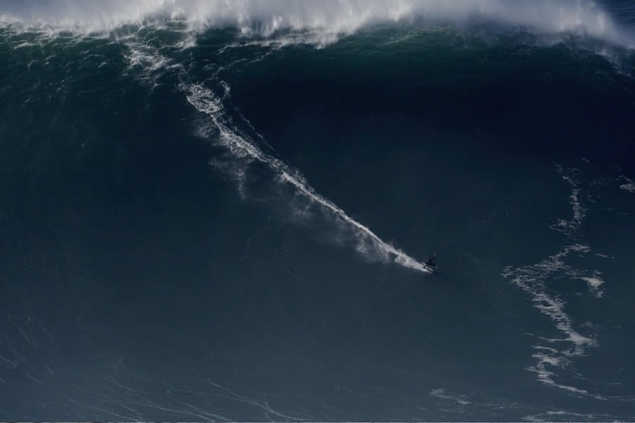 Sebastien Steudtner, na Nazaré, bate o recorde da maior onda do Guiness - 26,21 metros de altura