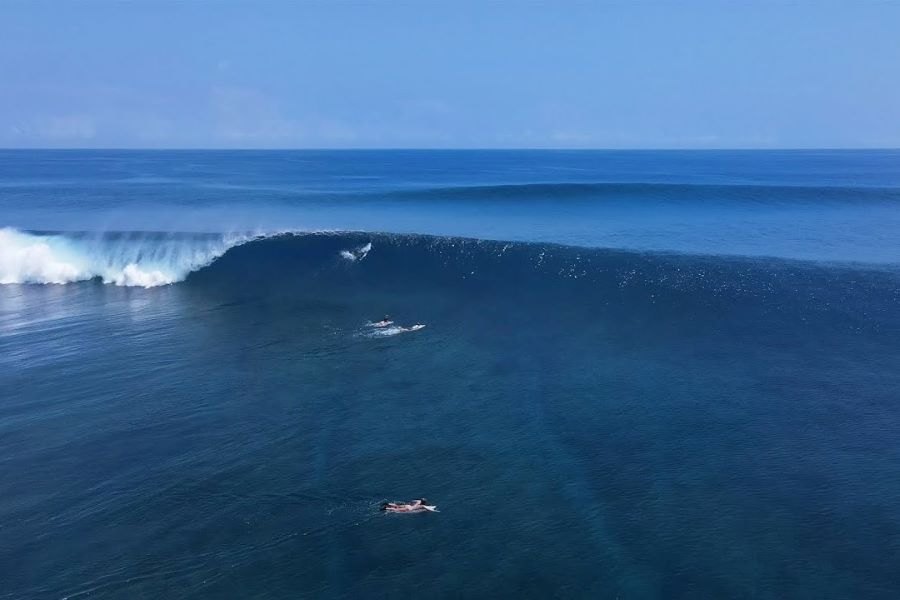 O swell de Abril numa onda remota da Indonésia, nas ilhas Hinako