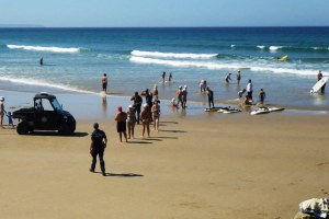 AUTORIDADE MARÍTIMA NACIONAL AUXÍLIA KITESURFER EM GAIA E FISCALIZA ESCOLAS DE SURF NA CAPARICA