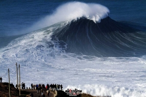 Toda a imponência das ondas que quebram na Praia do Norte. 