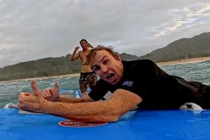 Jamie O'Brien a testar a maior prancha do mundo