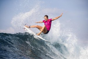STEPHANIE GILMORE ENTRE AS OITO FINALISTA DO CORONA BALI PEOTECTED