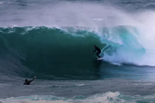 Nathan Florence enfrenta condições extremas em novo vídeo: “Entrar foi pior do que remar para fora!”