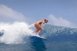 O TÃO AGUARDADO VÍDEO SOBRE A BELEZA DO SURF NU DE FELICITY PALMATEER JÁ ESTÁ DISPONÍVEL